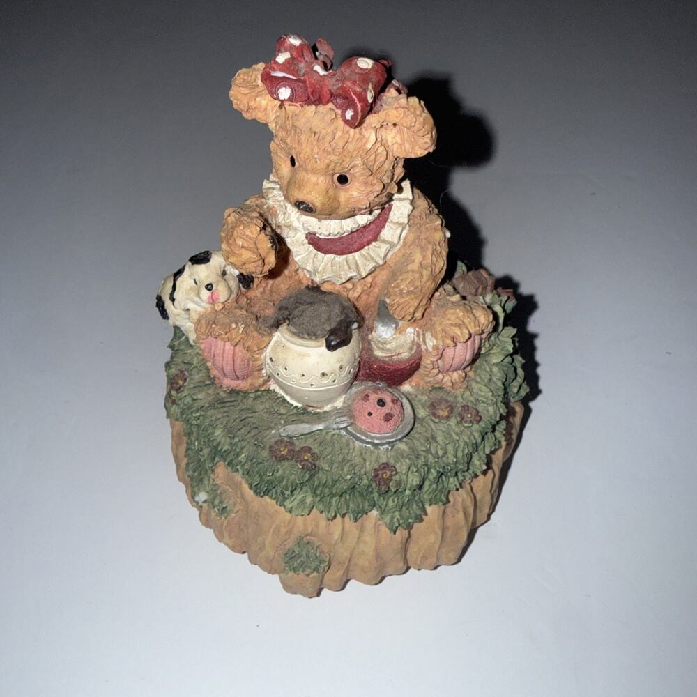 San Fransico Bear Picnic Eating Honey Music Box “Jingle Beĺls" Works. A70
